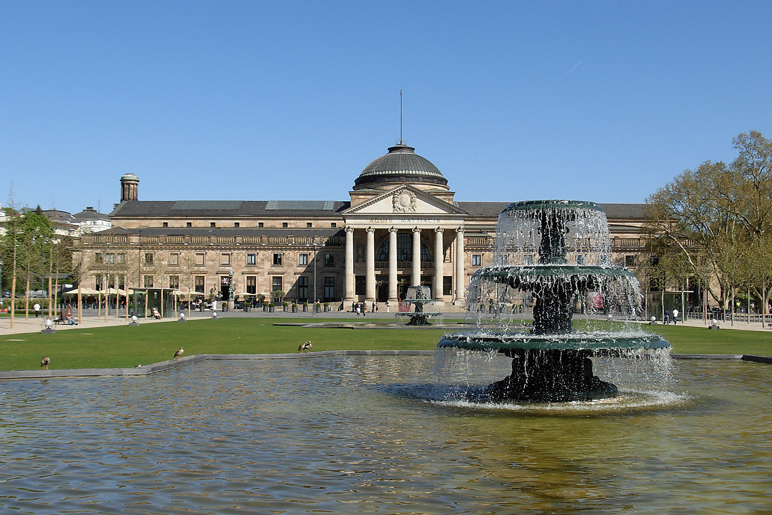 Wiesbaden — Kurhaus mit Bowling Green im Vordergrund